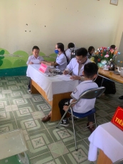 TRƯỜNG TIỂU HỌC HIM LAM TỔ CHỨC TIÊM VẮC XIN UỐN VÁN – BẠCH HẦU (Td) CHO HỌC SINH 7 TUỔI