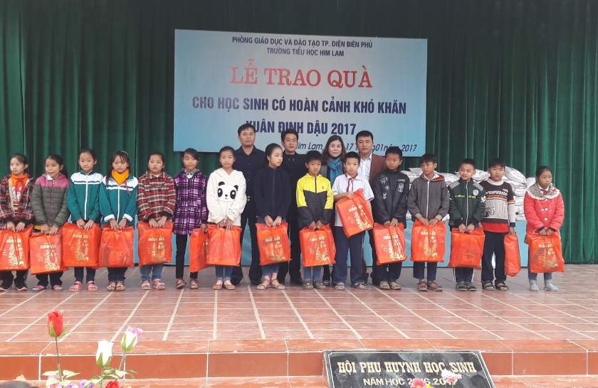 LỄ TRAO QUÀ CHO HS CÓ HOÀN CẢNH KHÓ KHĂN TRƯỜNG TIỂU HỌC HỌC HIM LAM NHÂN DỊP TẾT ĐINH DẬU 2017