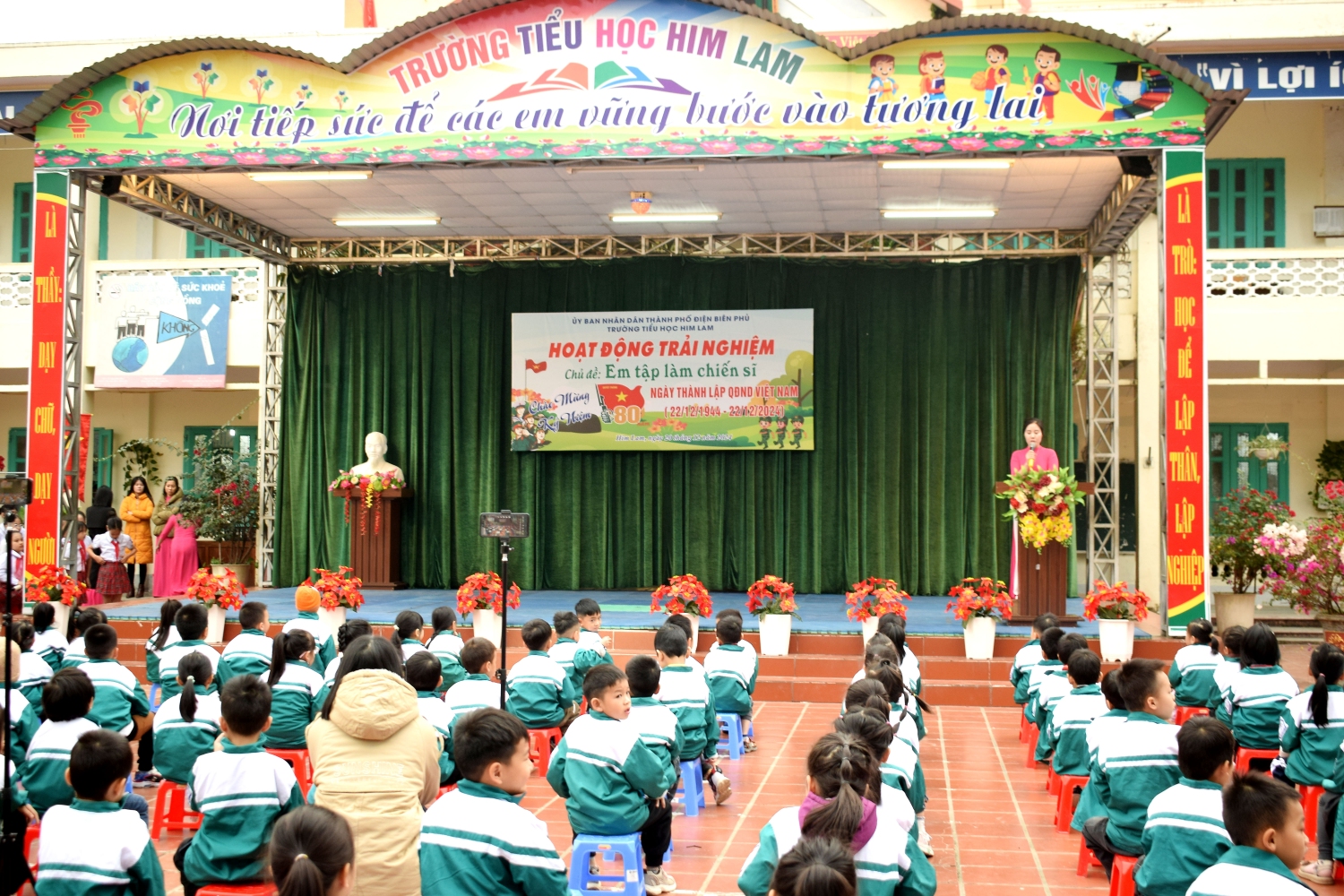 TRƯỜNG TIỂU HỌC HIM LAM, THÀNH PHỐ ĐIỆN BIÊN PHỦ TỔ CHỨC CHUỖI HOẠT ĐỘNG CHÀO MỪNG KỶ NIỆM 80 NĂM NGÀY THÀNH LẬP QUÂN ĐỘI NHÂN DÂN VIỆT NAM (22/12/1944-22/12/2024) VÀ 35 NĂM NGÀY HỘI QUỐC PHÒNG TOÀN DÂN.